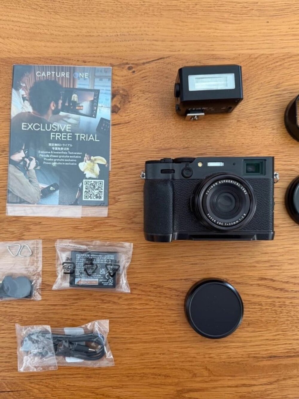 Fujifilm X 100 VI Kit, camera, flash, extra battery and accessories!